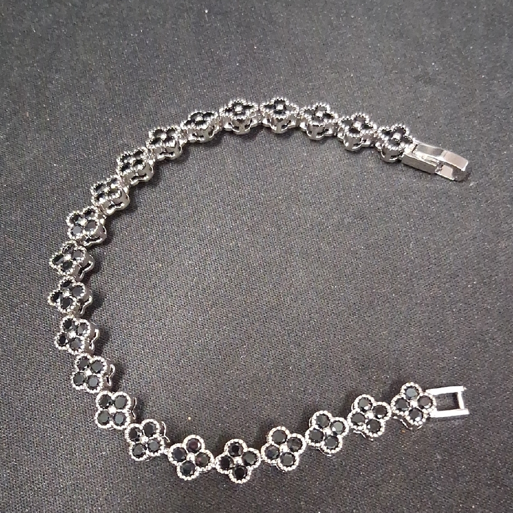 Chic Silver Floral Bracelet